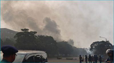 সংসদের সামনে পুলিশের সঙ্গে জুলাইযোদ্ধাদের ধাওয়া-পাল্টা ধাওয়া