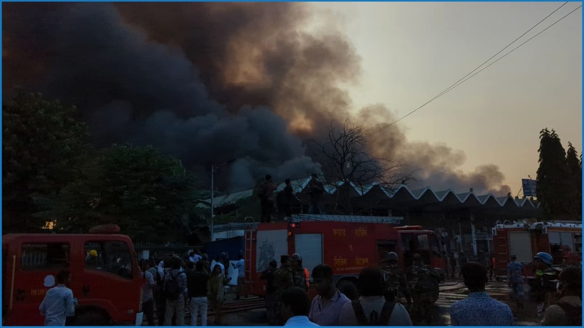 ৬ ঘণ্টা পেরিয়েও নিয়ন্ত্রণে আসেনি শাহজালাল বিমানবন্দরের আগুন