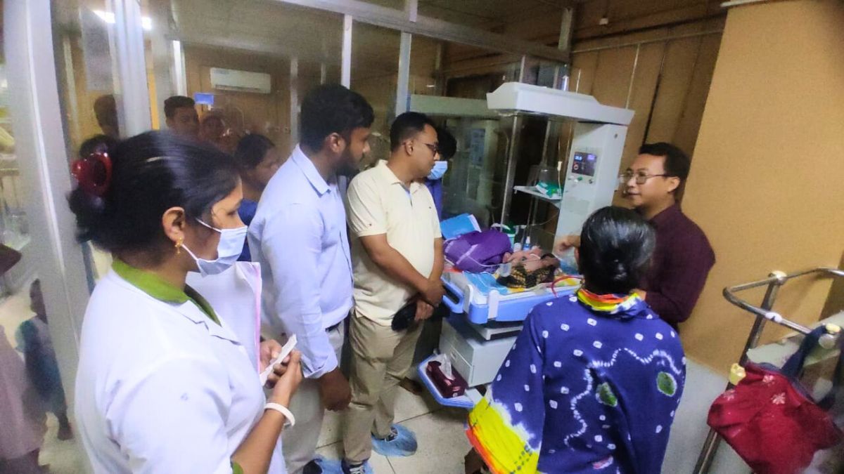 খাগড়াছড়িতে উদ্ধার নবজাতককে দেখতে হাসপাতালে জেলা পরিষদ সদস্য
