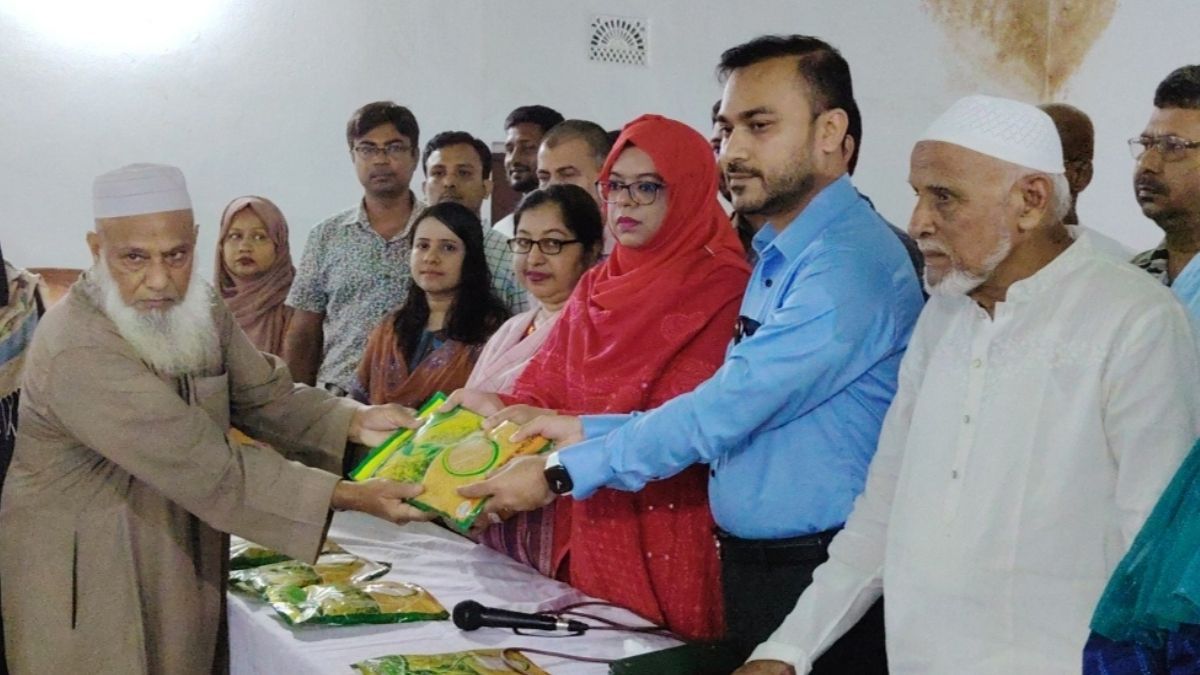 কালীগঞ্জে প্রান্তিক কৃষকের মাঝে বীজ ও সার বিতরণ