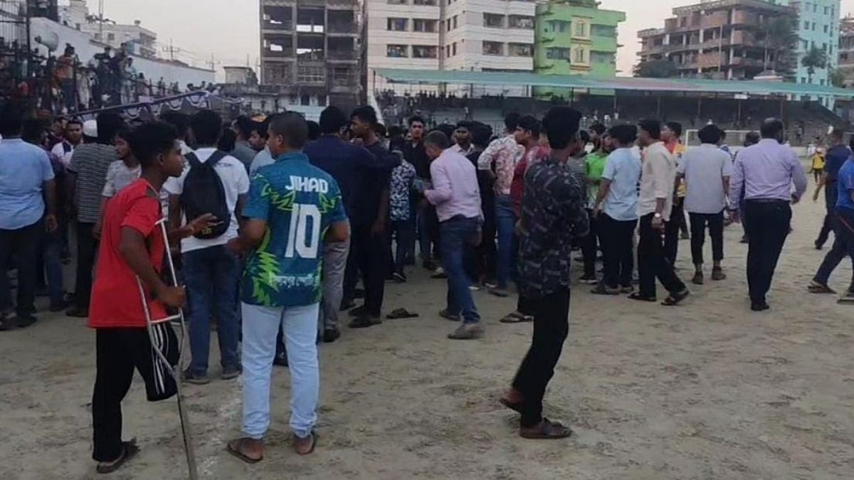 ফেনীতে ডিসি গোল্ডকাপ ফুটবল ম্যাচে দর্শকদের হামলায় আহত ১২, বাস ভাঙচুর