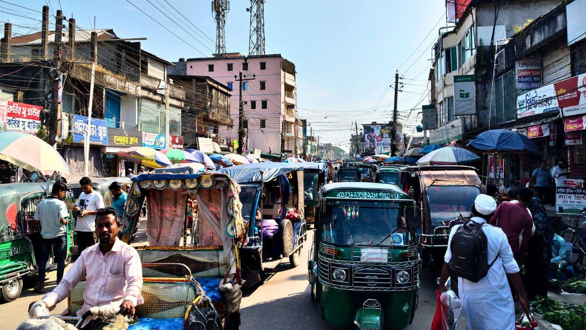 চরফ্যাসন শহরের প্রধান সড়ক হকার ও যানবাহনের দখলে