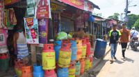 চাঁদপুরে যত্রতত্র এলপিজি বিক্রি, নিয়ম মানছে না ব্যবসায়ীরা