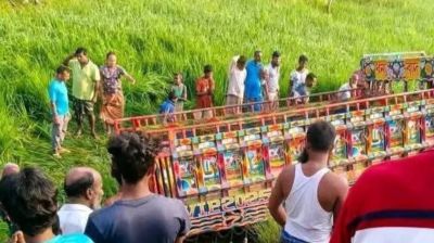 নওগাঁয় ভটভটি উল্টে চালকসহ নিহত ২