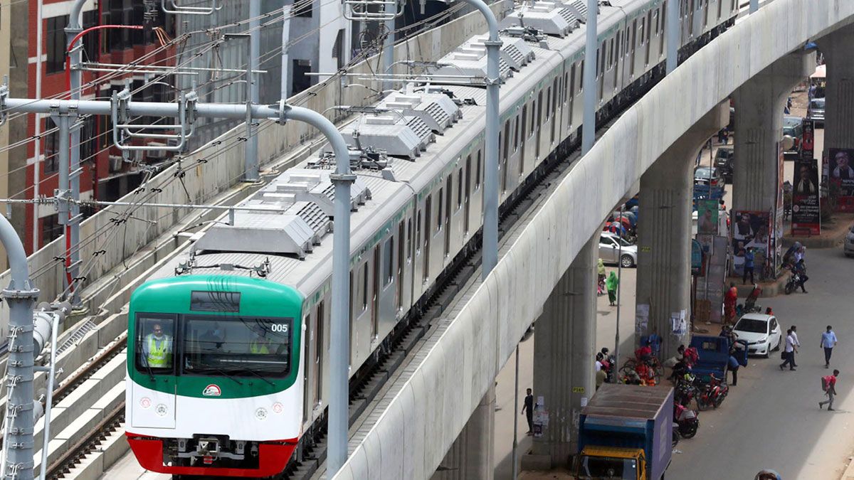 বিয়ারিং প্যাড পড়ে পথচারীর মৃত্যু, মেট্রোরেল চলাচল বন্ধ