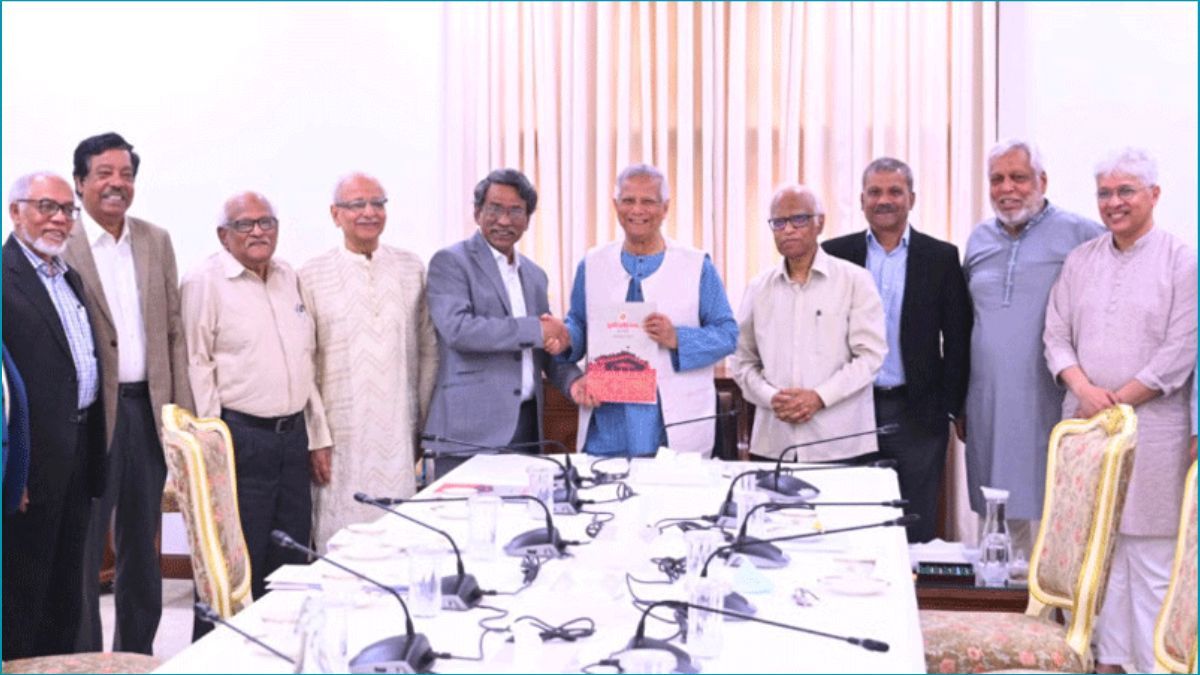 জুলাই সনদ বাস্তবায়নের সুপারিশ প্রধান উপদেষ্টার কাছে হস্তান্তর