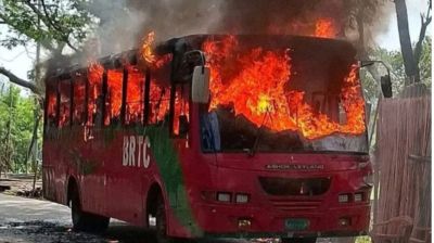 বরিশালে চলন্ত বিআরটিসি বাসে আগুন, প্রাণে বাঁচলেন সব যাত্রী