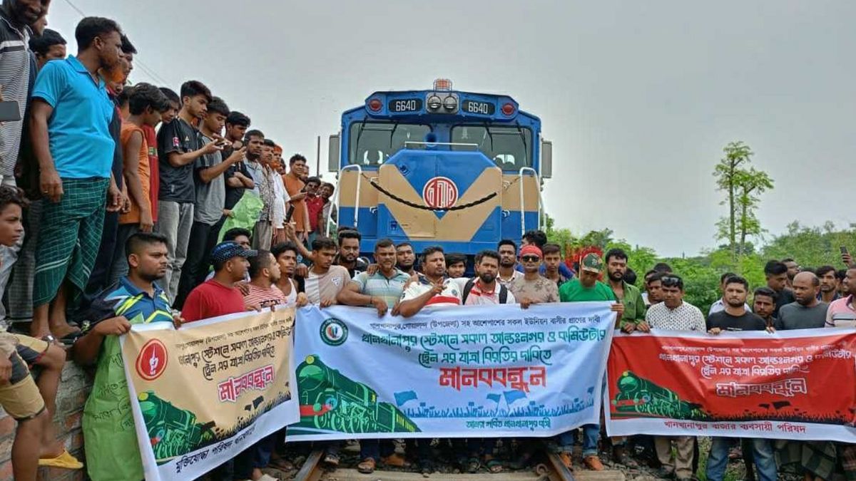 যাত্রাবিরতির দাবিতে থামান হল চলন্ত ট্রেন