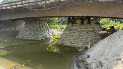 ঢাকা-বরিশাল মহাসড়কে জিও ব্যাগ দিয়ে ঝুঁকিপূর্ণ সেতুর সংস্কার