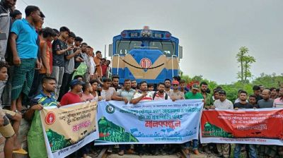 যাত্রাবিরতির দাবিতে থামান হল চলন্ত ট্রেন