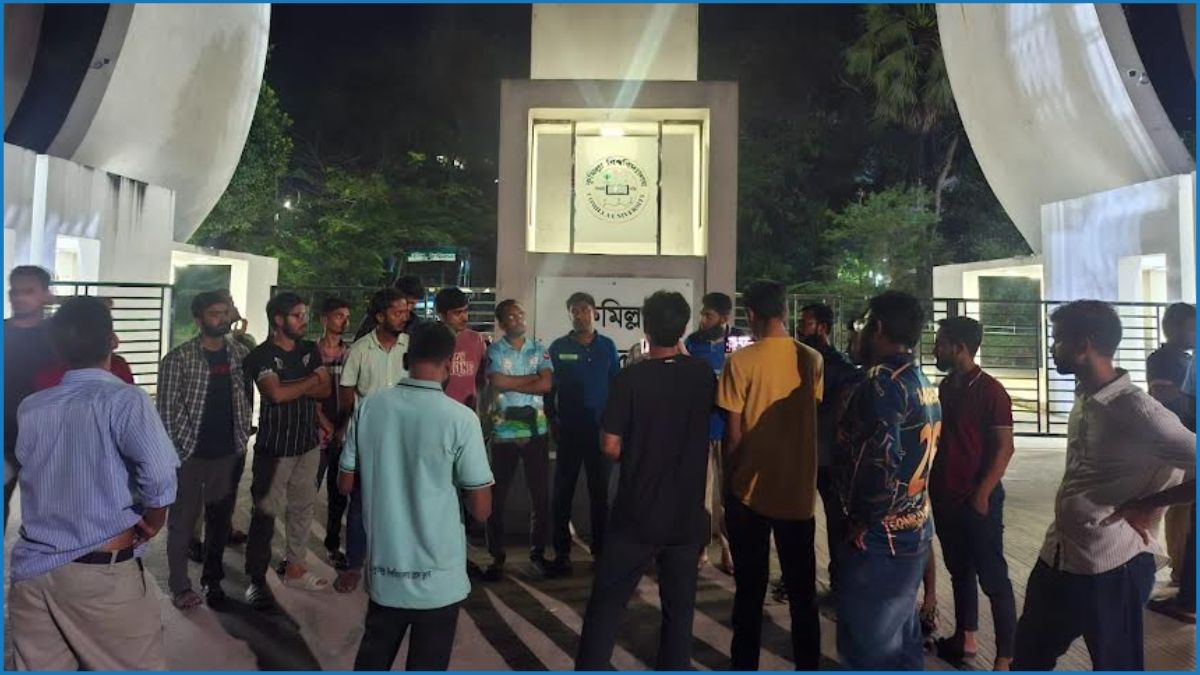 কুবি হল সংসদে অনাবাসিকদের প্রার্থীতা বাতিলের দাবিতে আবাসিকদের বিক্ষোভ