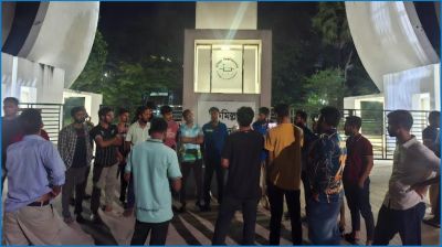 কুবি হল সংসদে অনাবাসিকদের প্রার্থীতা বাতিলের দাবিতে আবাসিকদের বিক্ষোভ