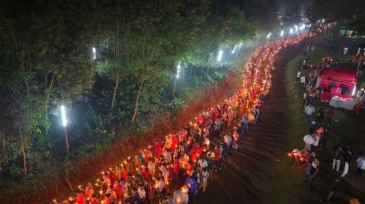 খ্রিষ্টভক্তদের মোমের আলোয় আলোকিত হলো গারো পাহাড়