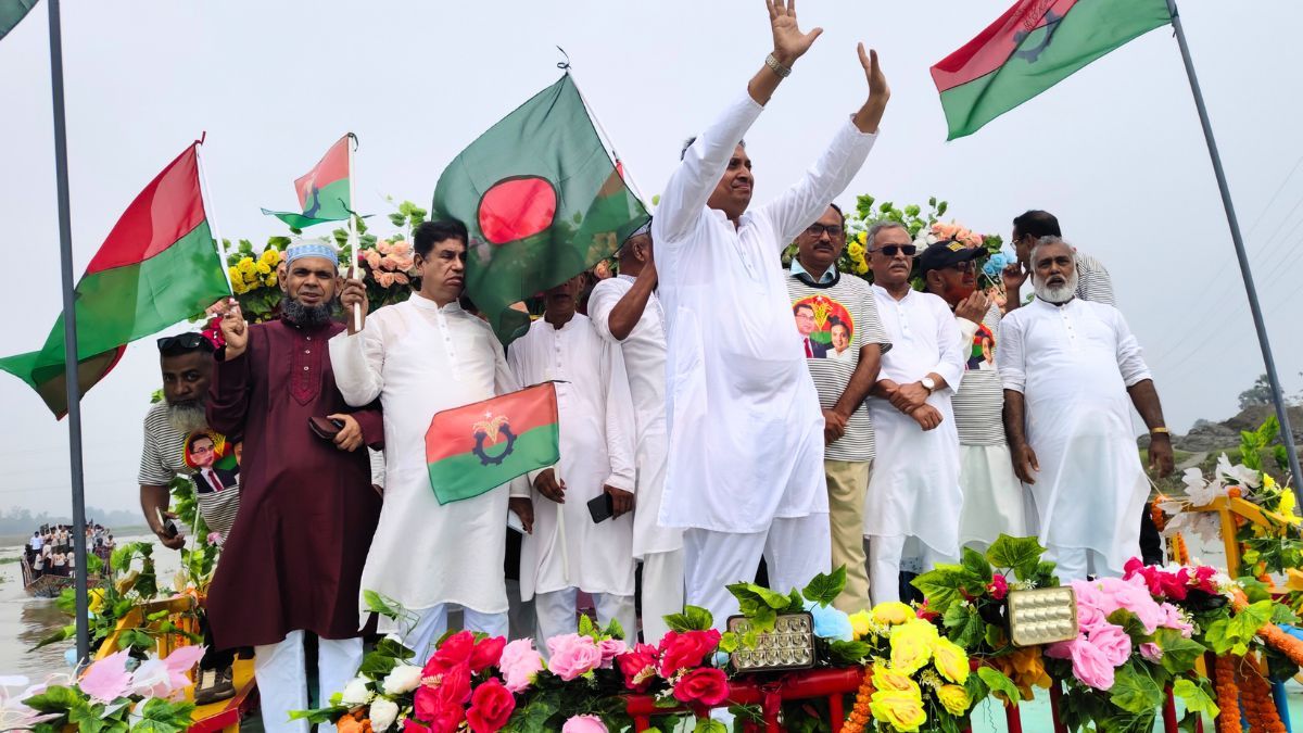 গাজীপুরে ধানের শীষের পক্ষে নৌযাত্রা, নেতৃত্বে ব্যারিস্টার ইশরাক