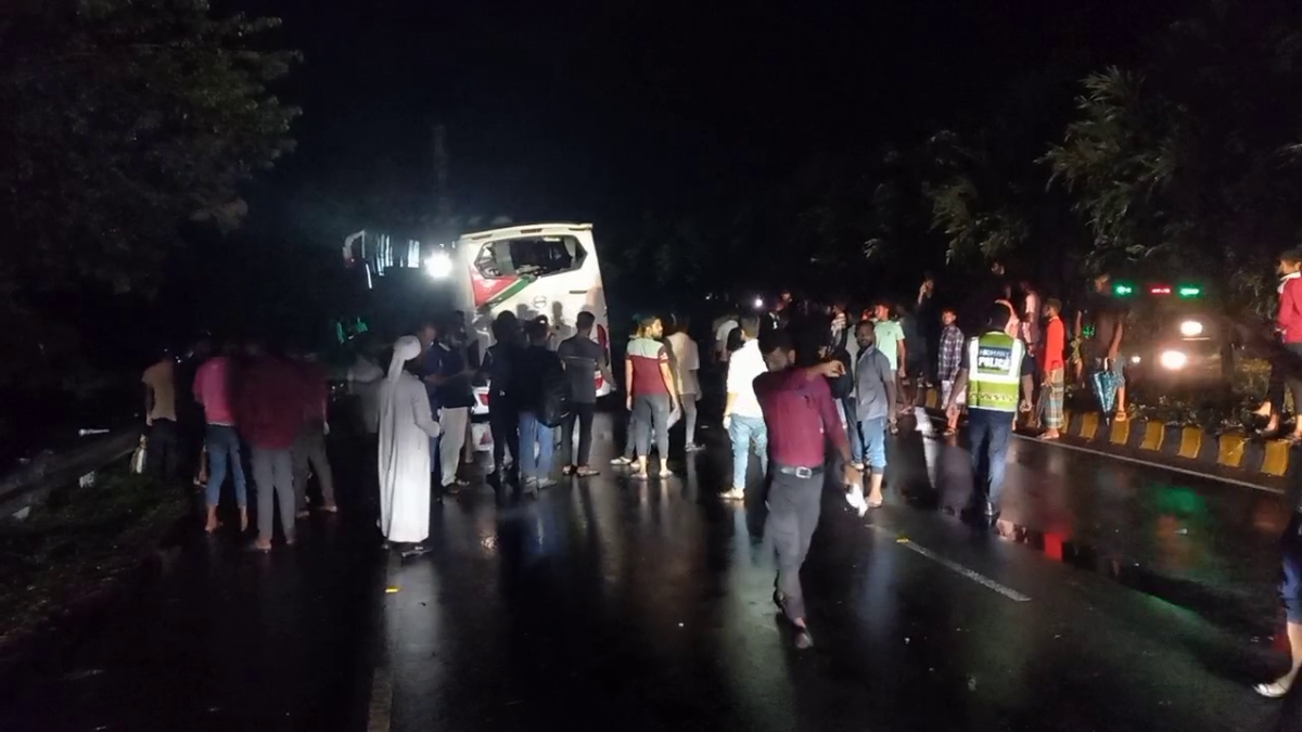 ঢাকা-ভাঙ্গা এক্সপ্রেসওয়েতে বাস উল্টে আহত ১৫