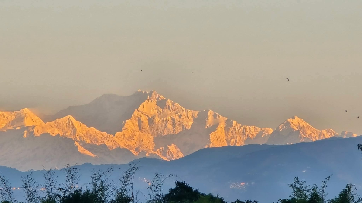 পঞ্চগড়ে যাদুকরী সৌন্দর্য ছড়াচ্ছে কাঞ্চনজঙ্ঘা