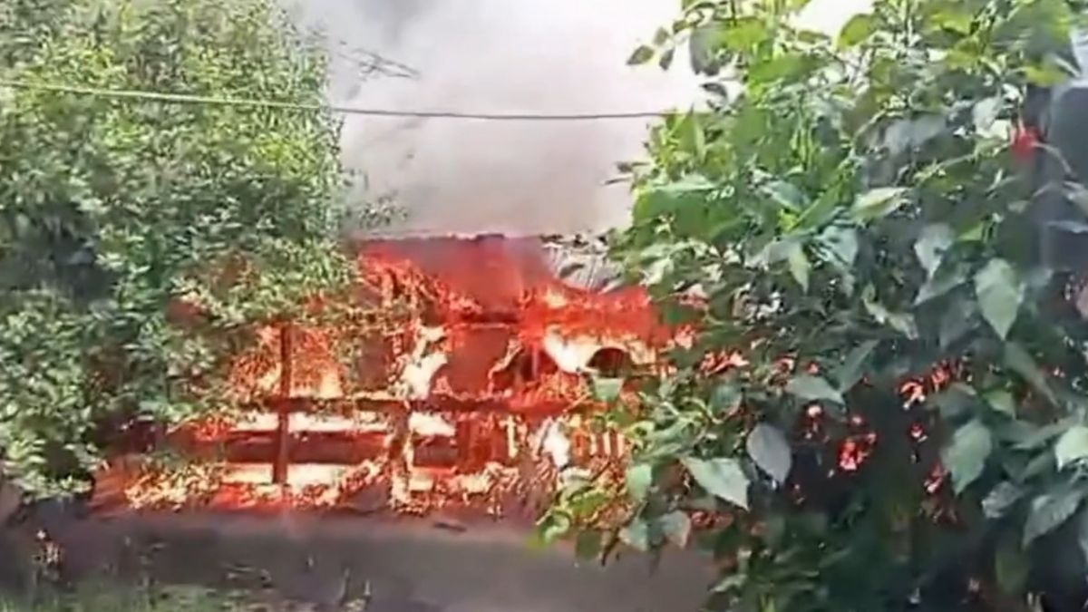 সীতাকুণ্ডে আগুনে ২ পরিবার নিঃস্ব, অল্পের জন্য রক্ষা আশপাশের ঘরবাড়ি