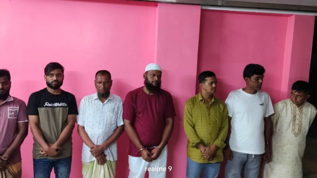 শ্রীপুরে যৌথবাহিনীর অভিযানে স্বতন্ত্র প্রার্থীসহ গ্রেপ্তার ৭