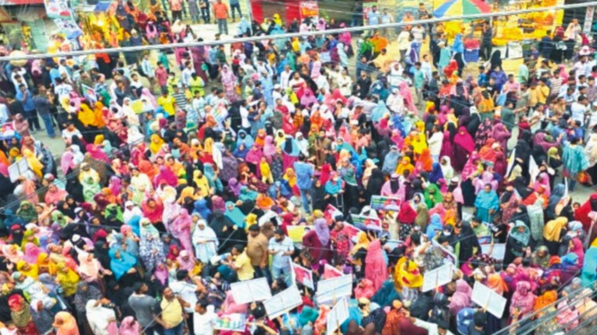 হাজী ইয়াছিনের মনোনয়ন ফেরতের দাবিতে নারীদের বিক্ষোভে