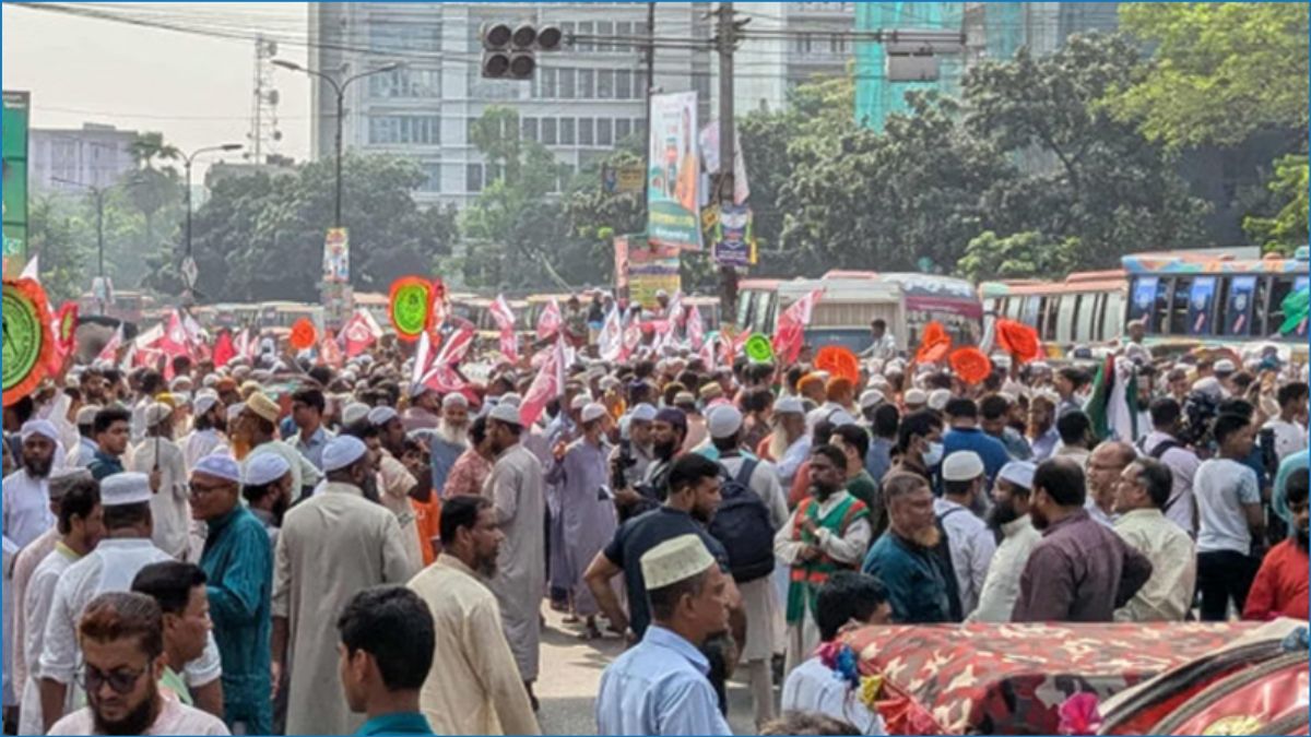 নভেম্বরে গণভোটের দাবিতে উত্তাল পল্টন, স্থবির যান চলাচল