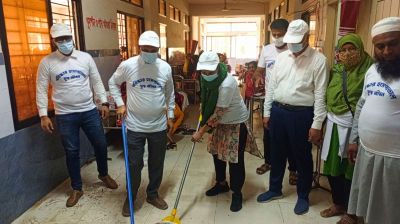 ঝিনাইদহে কলেজ শিক্ষিকার উদ্যোগে স্বাস্থ্য কমপ্লেক্স পরিস্কার