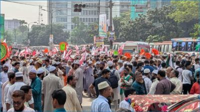নভেম্বরে গণভোটের দাবিতে উত্তাল পল্টন, স্থবির যান চলাচল