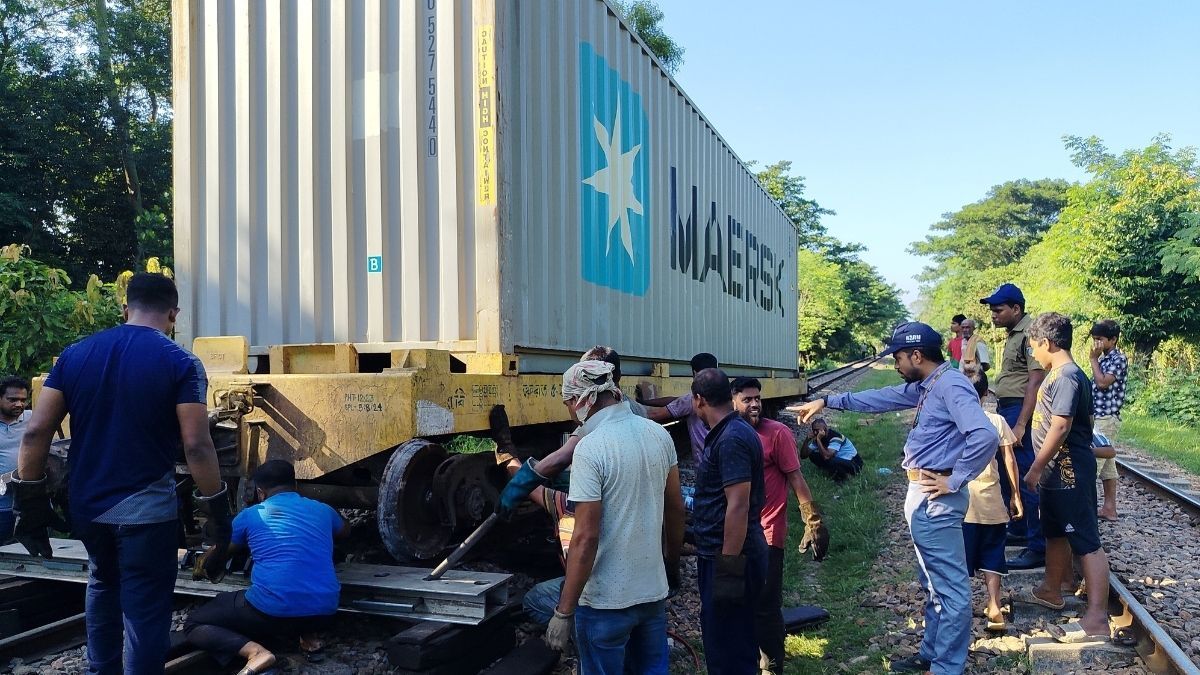 সীতাকুণ্ডে ১২ ঘণ্টায়ও উদ্ধার হয়নি ট্রেনের লাইনচ্যুত বগি