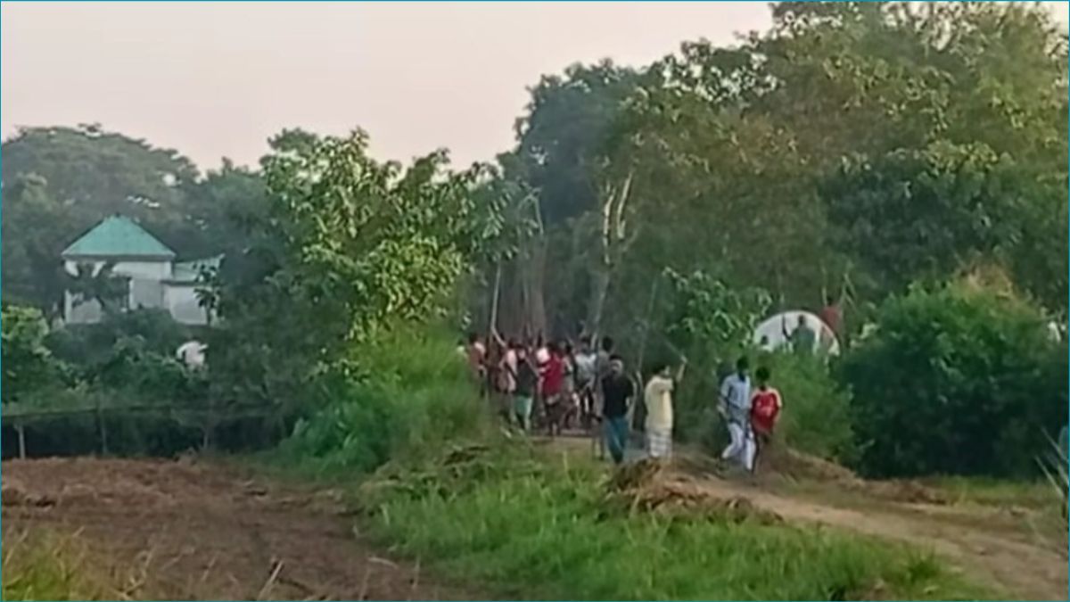 নরসিংদীতে মাইকে ঘোষণা দিয়ে ‘টেঁটাযুদ্ধ’, আহত ১৫