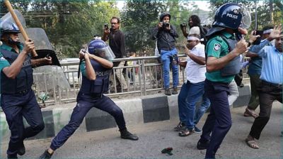 শাহবাগে শিক্ষকদের আন্দোলনে লাঠিপেটা-কাঁদানে গ্যাস-সাউন্ড গ্রেনেড