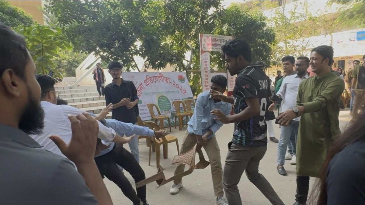 জবিতে ছাত্রদলের দুই গ্রুপের সংঘর্ষে শিক্ষকসহ আহত ১২