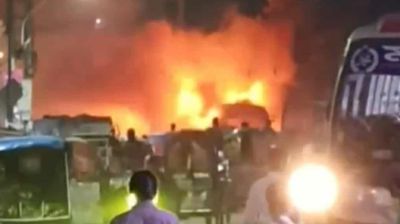 রাজধানীর কাঠেরপুলে মালঞ্চ বাসে আগুন