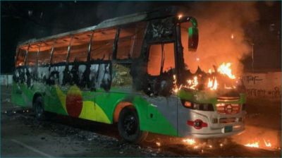 রাজধানীতে ৩ বাস ও প্রাইভেটকারে আগুন