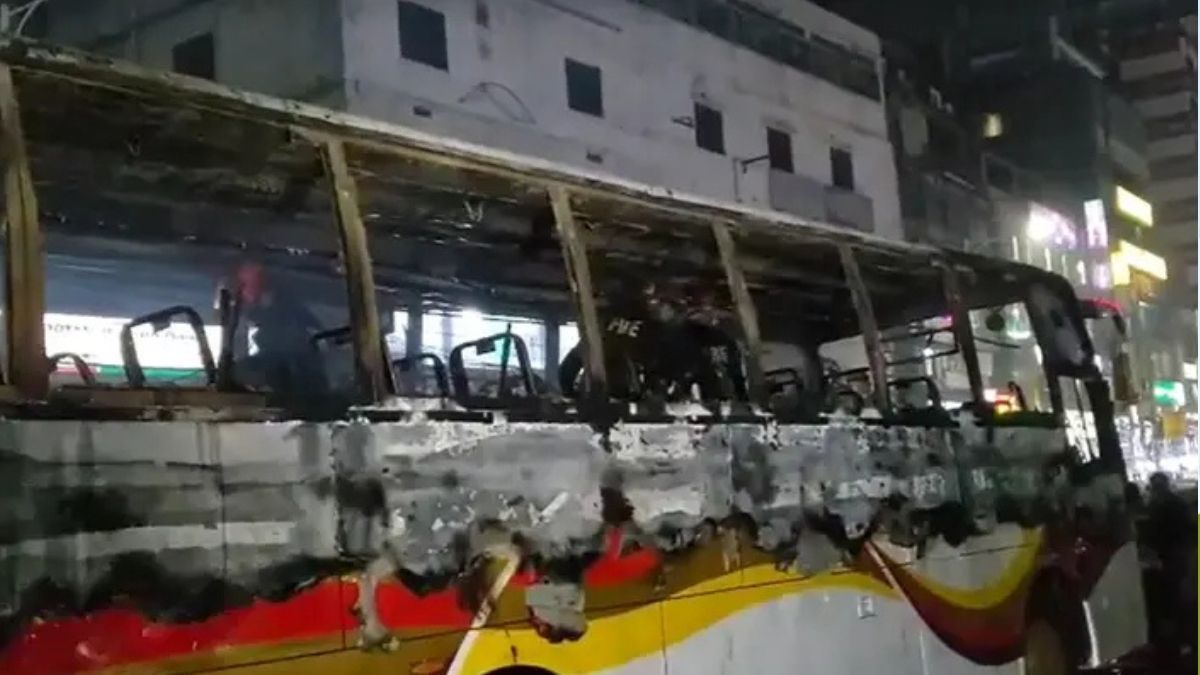 রাজধানীর ধোলাইপাড়ে বাসে আগুন