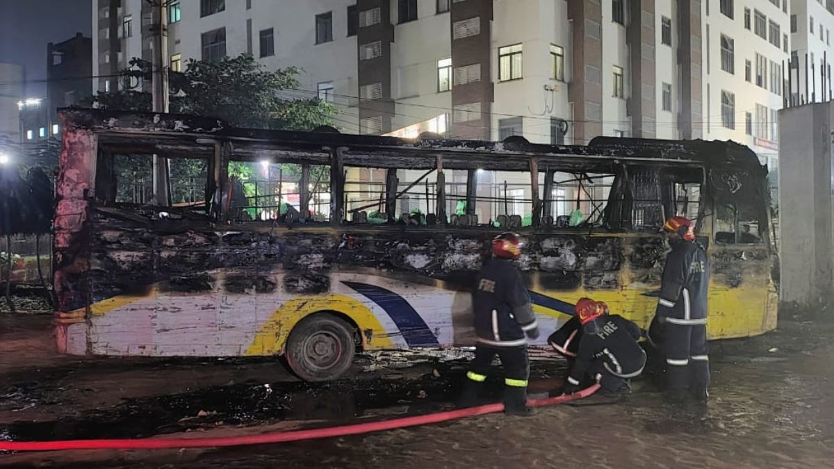 আশুলিয়ায় বাসে আগুন