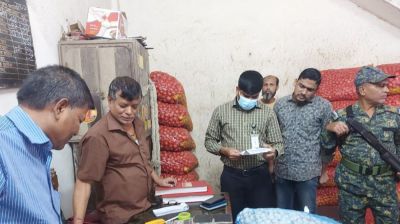 অতিরিক্ত দামে পেঁয়াজ বিক্রি : ২ আড়তদারকে জরিমানা