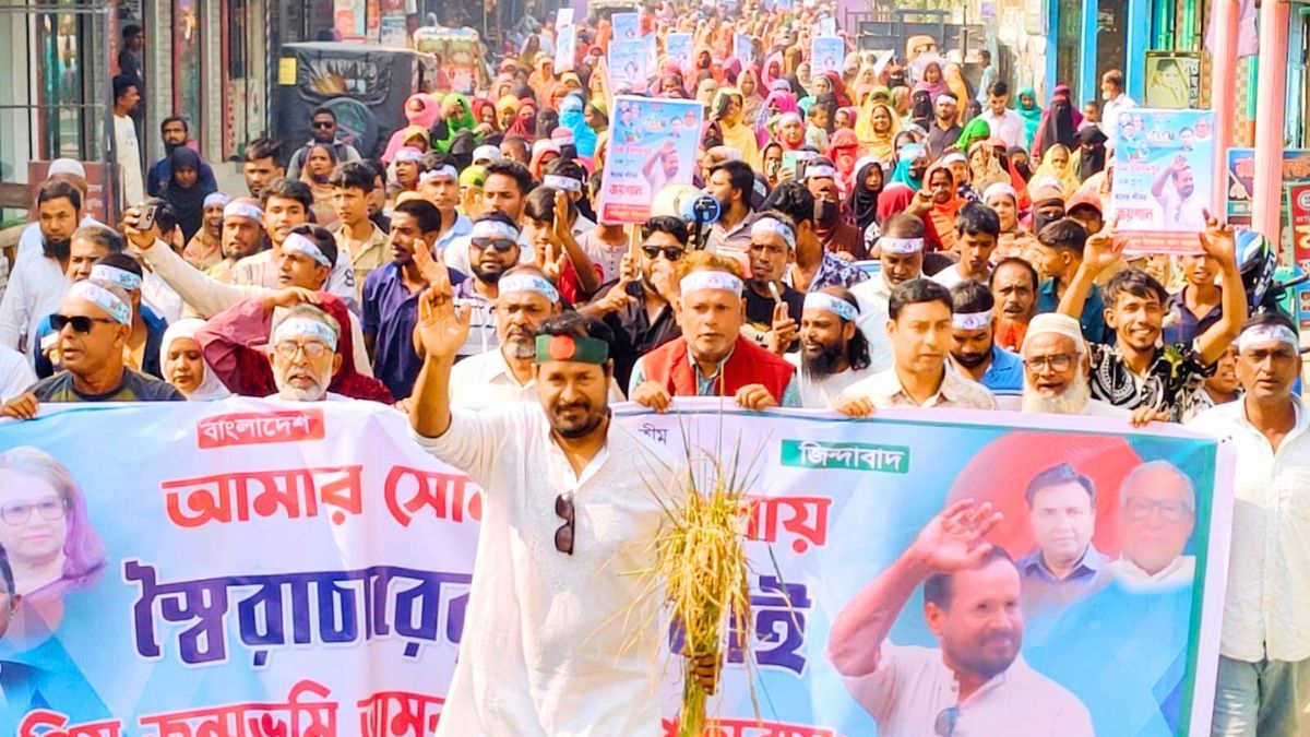 লকডাউনের প্রতিবাদে ইসলামপুরে বিক্ষোভ মিছিল