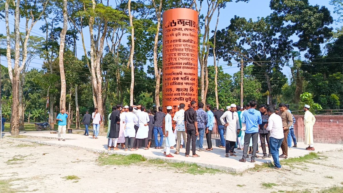 বরগুনার জুলাই স্মৃতি স্তম্ভে অগ্নিসংযোগের পর সিসি ক্যামেরা স্থাপন