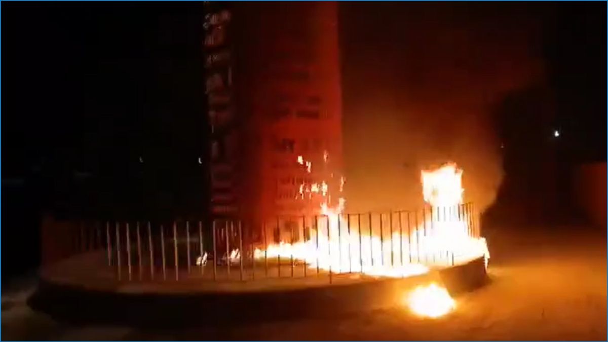 বরগুনায় জুলাই স্মৃতি স্তম্ভে আগুন