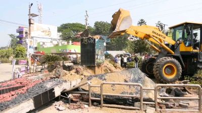 বুলডোজারে মুজিবের 'এক তর্জনি' স্তম্ভ ধূলিসাৎ