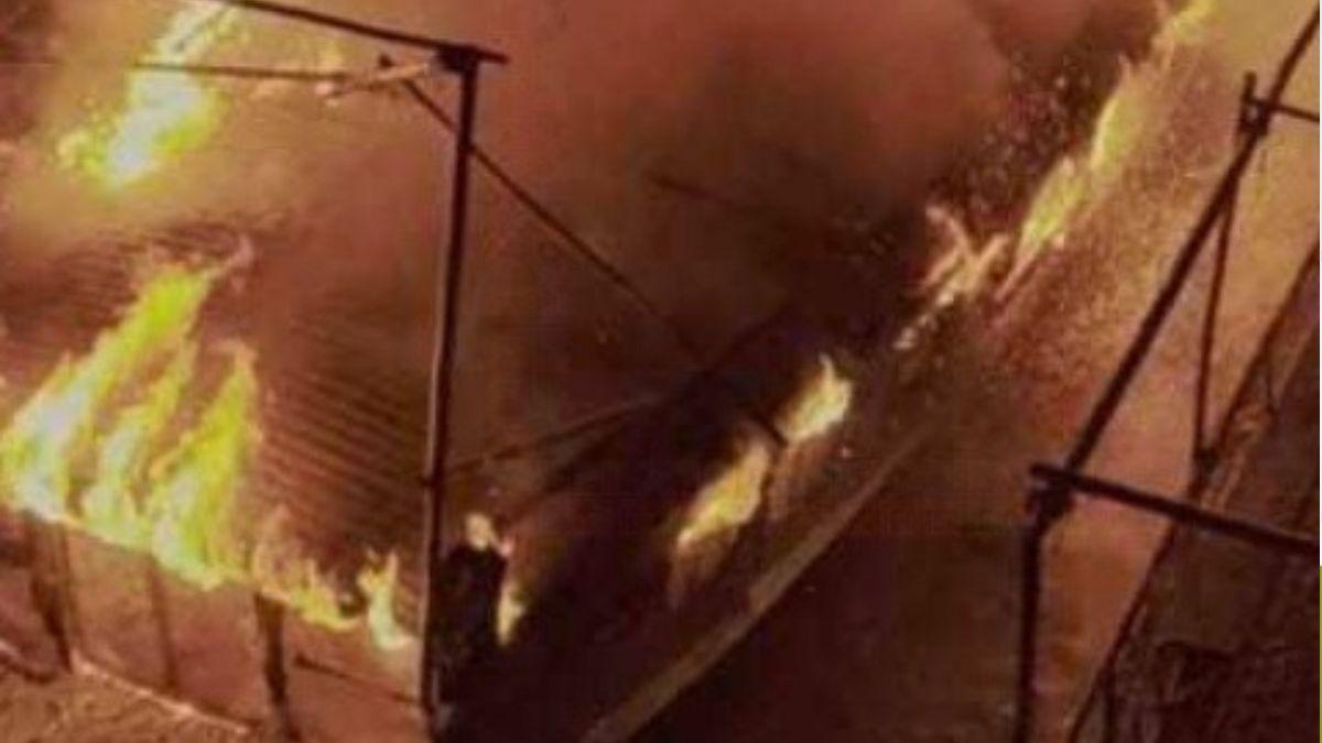 কিশোরগঞ্জে গভীর রাতে যাত্রীবাহী ট্রলারে অগ্নিসংযোগ, ৪ লাখ টাকার ক্ষতি