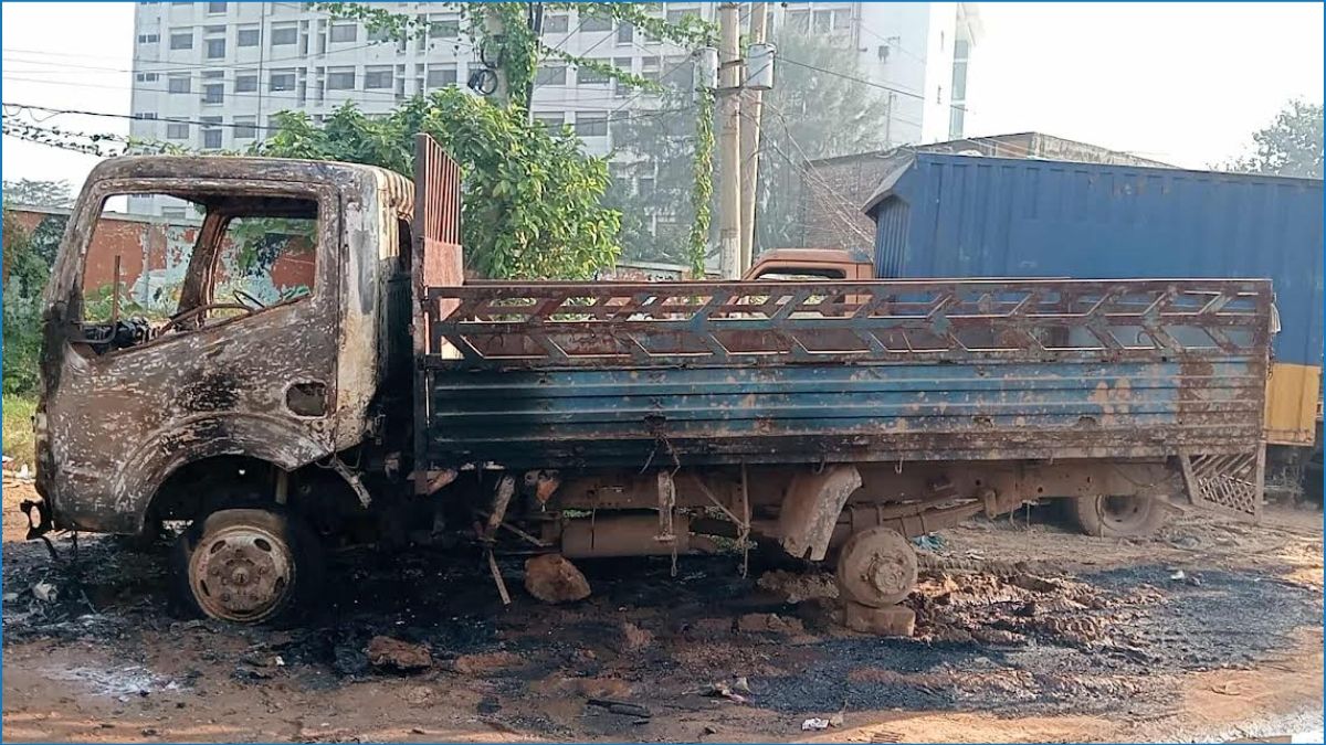 আশুলিয়ায় পিকআপে আগুন