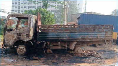 আশুলিয়ায় পিকআপে আগুন