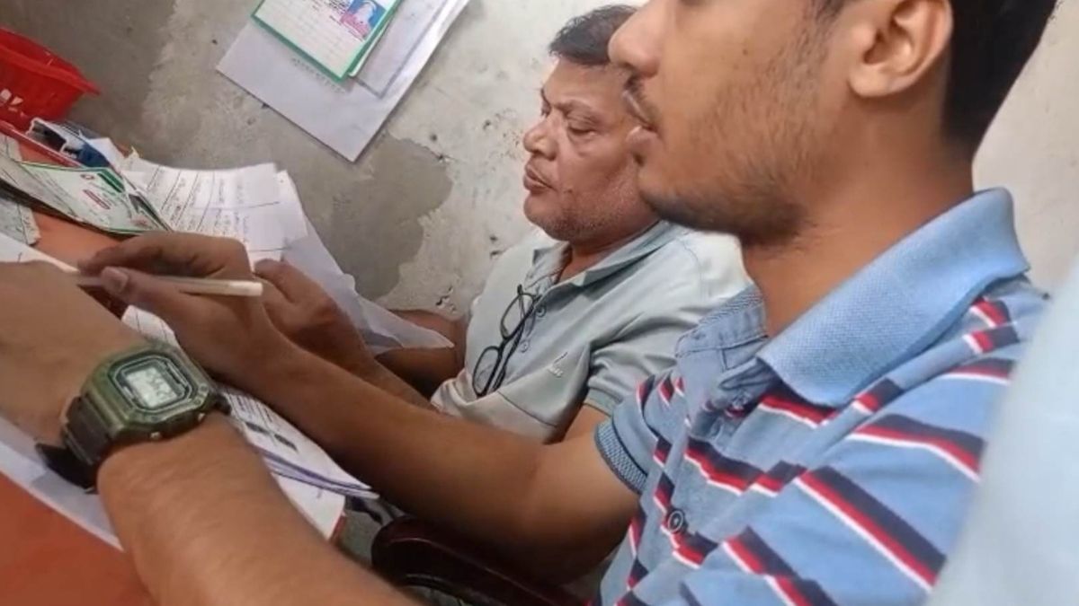 চালের বদলে মিলছে টাকা, আঙুলের ছাপ দিচ্ছে ডিলারের ছেলে