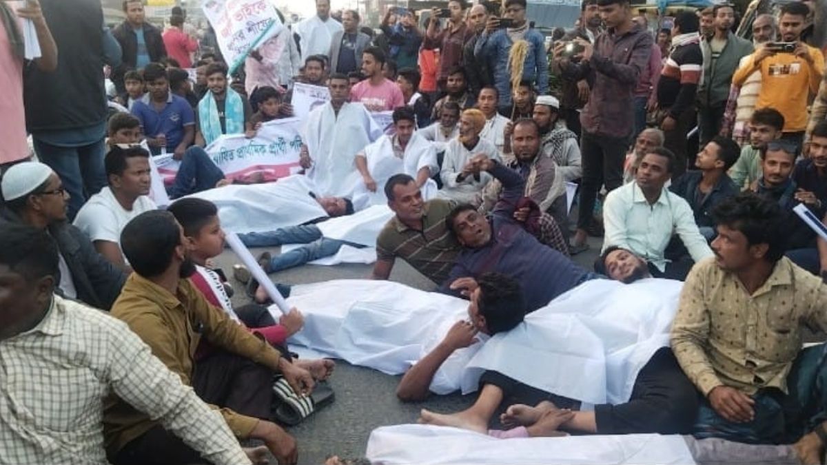 নওগাঁয় বিএনপি প্রার্থীর মনোনয়ন বাতিল দাবি, ‘কাফনের কাপড়’ পরে মহাসড়ক অবরোধ