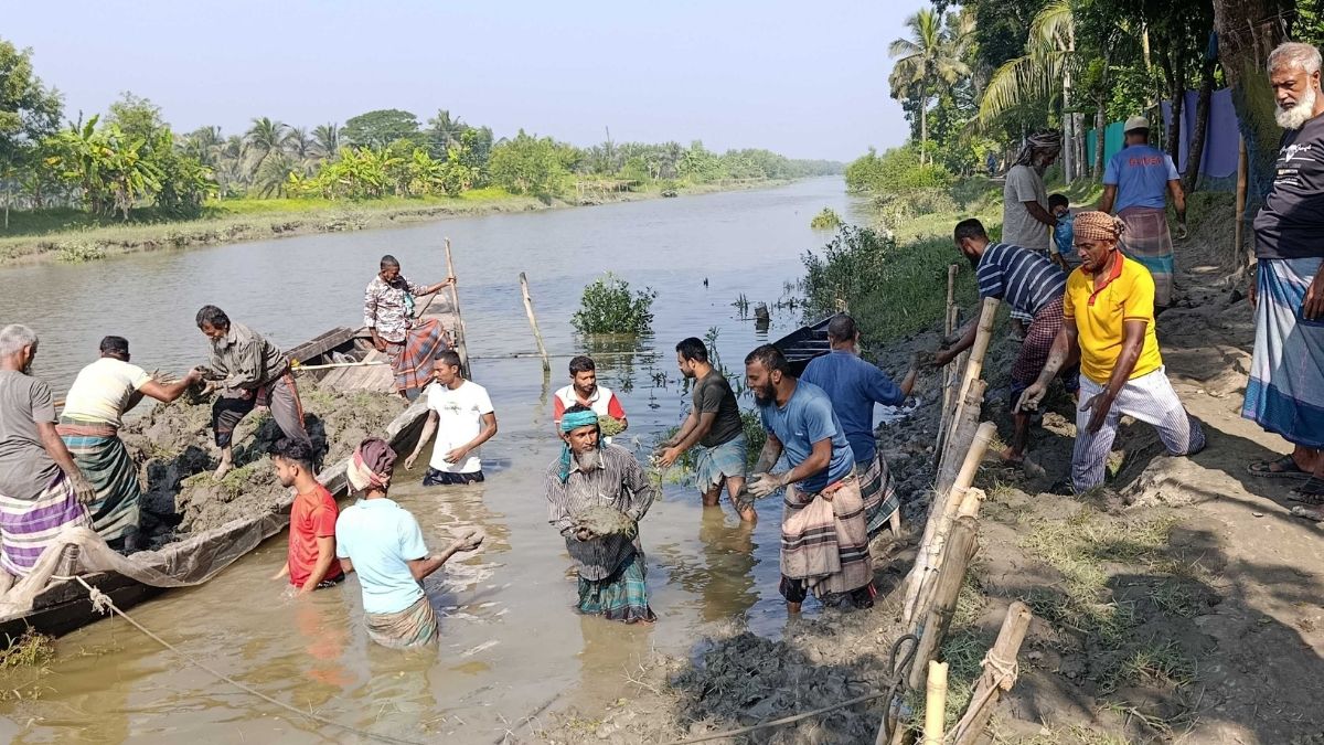 বাগেরহাটে জামায়াতের উদ্যোগে স্বেচ্ছাশ্রমে বাঁধ নির্মাণ