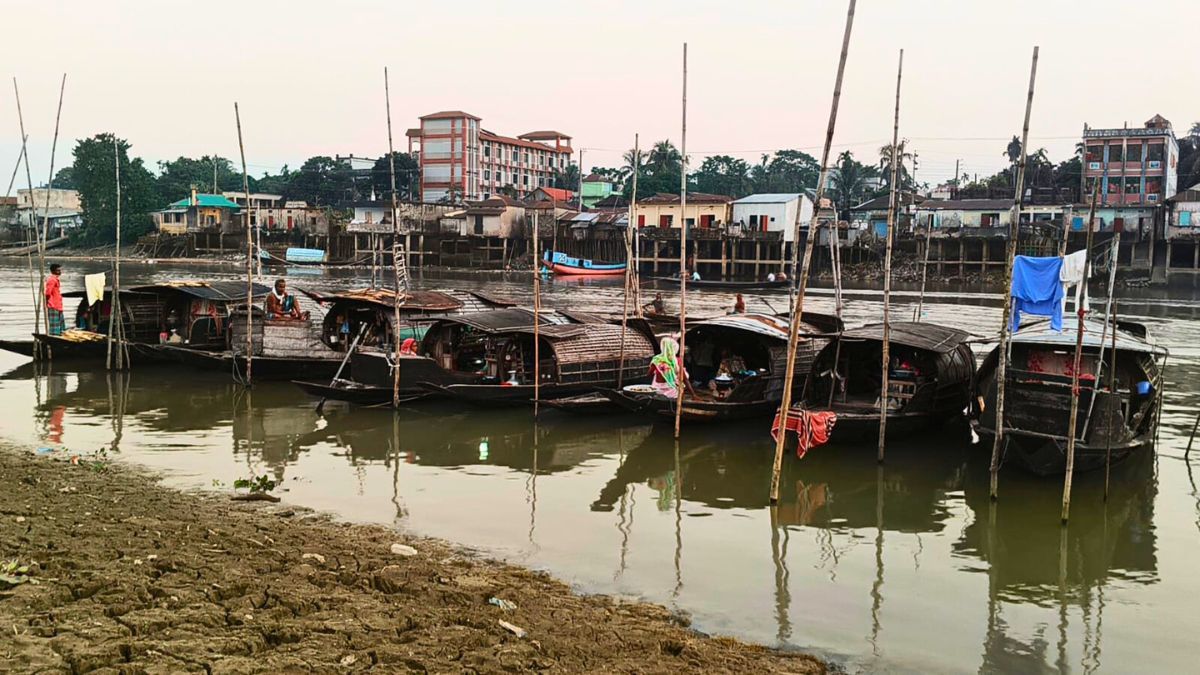 কালনী নদীর তীরে বেদেদের জীবনসংগ্রাম