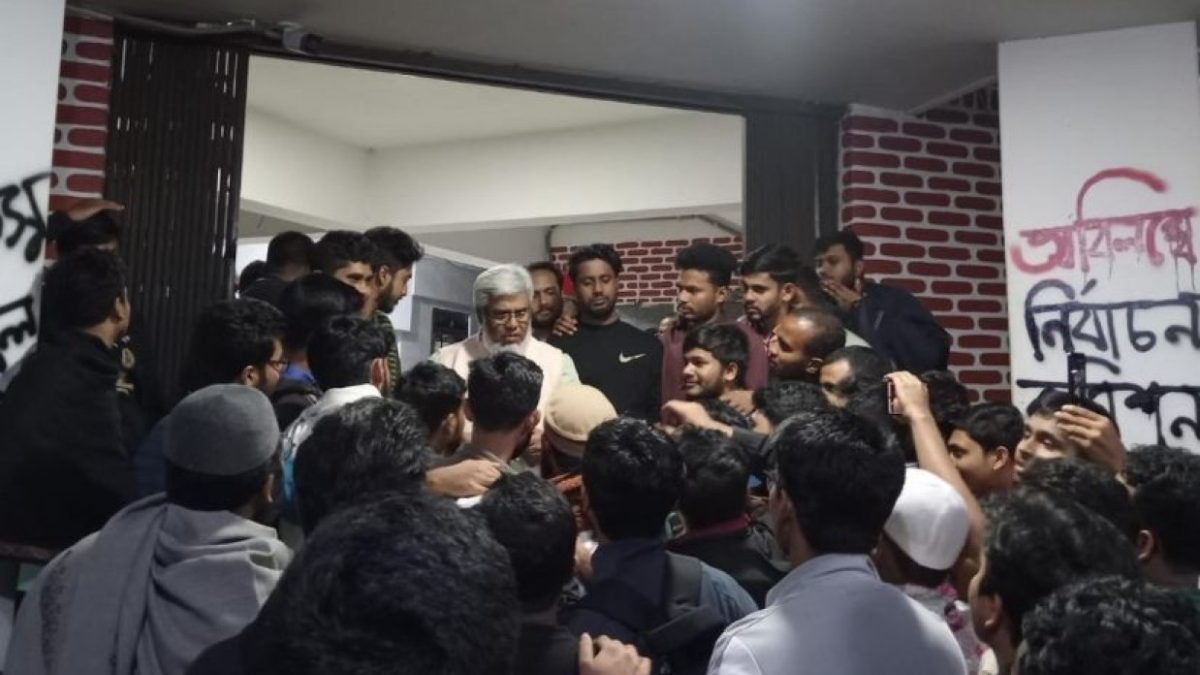 শাকসুতে ভিসি-প্রোভিসিকে অবরুদ্ধ করে বিক্ষোভ