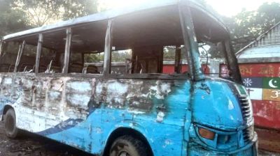 নারায়ণগঞ্জে পার্কিং করা মিনিবাসে আগুন