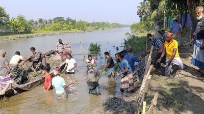 বাগেরহাটে জামায়াতের উদ্যোগে স্বেচ্ছাশ্রমে বাঁধ নির্মাণ