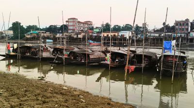 কালনী নদীর তীরে বেদেদের জীবনসংগ্রাম